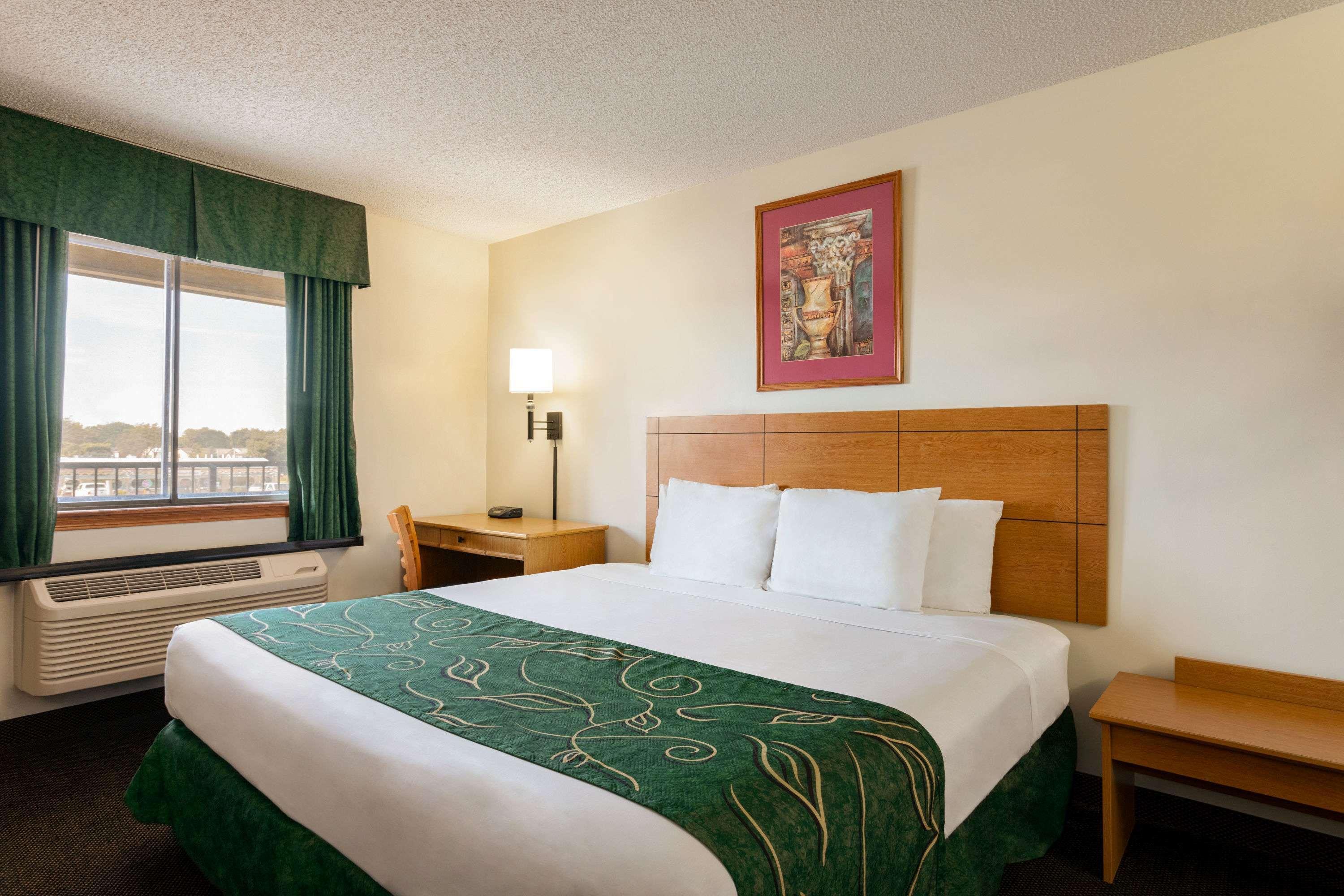 Travelodge By Wyndham Wellington Экстерьер фото